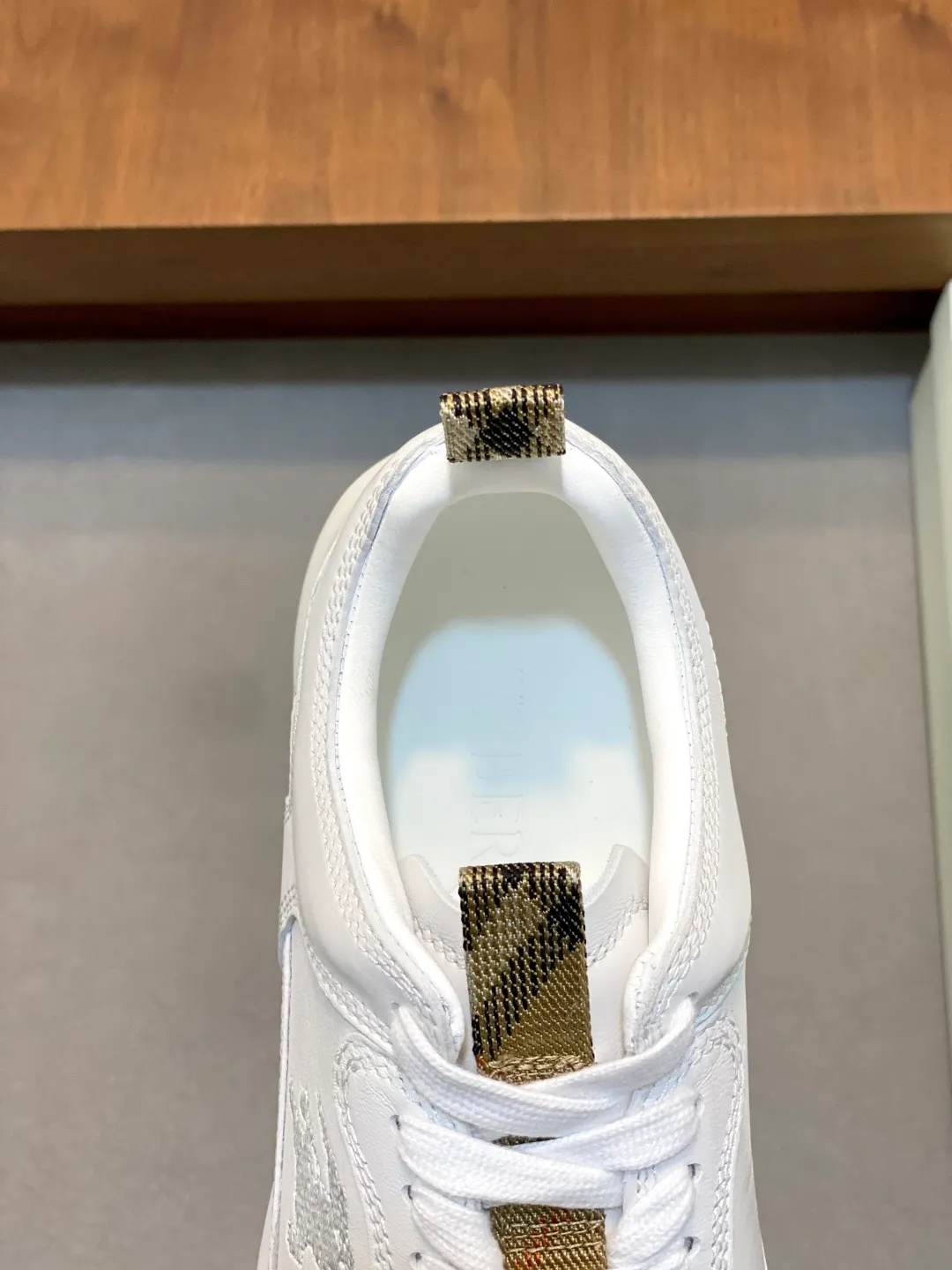 Men's men's shoes 💰660 𝐁𝐔𝐑𝐁𝐄𝐑𝐑𝐘# Burberry's new war horse plaid casual sneakers, new terrace casual sneakers·Burberry (Burberry) classic elements, super comfortable shoes··Knight blue non-slip soles. Finally I saw the latest diagonal checkered sneakers. The colors are really good-looking and can be matched with any way. Sneakers in cotton blend. Crafted in an Italian workshop, it features a worsted Burberry check pattern. Featuring a mesh lining and checkered laces, the rubber sole features the archive Burberry monogram. From Burberry's iconic collection, these wardrobe staples are interpreted with the brand's signature style. The round toe and tongue are embellished with the Equestrian Knight logo (EKD) label, leather insole, and the sole is embellished with the Burberry letter logo size: 38-44 (customized for 45 and 46)